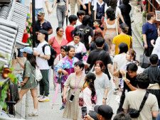 多くの外国人観光客らでにぎわう清水寺へ続く坂道=2023年7月7日、京都市東山区、新井義顕撮影